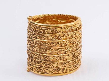 Bracelet manchette dorée Chanel 1980s For Sale