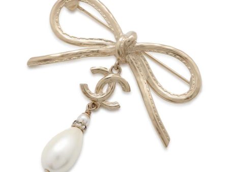 CHANEL CC Logo Ribbon Brooch Gold AB8392 Metal Faux Pearl  Rhinestone For Sale